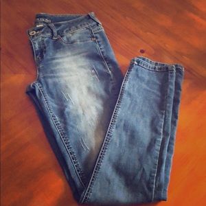 MAURICES MEDIUM-WASHED JEANS